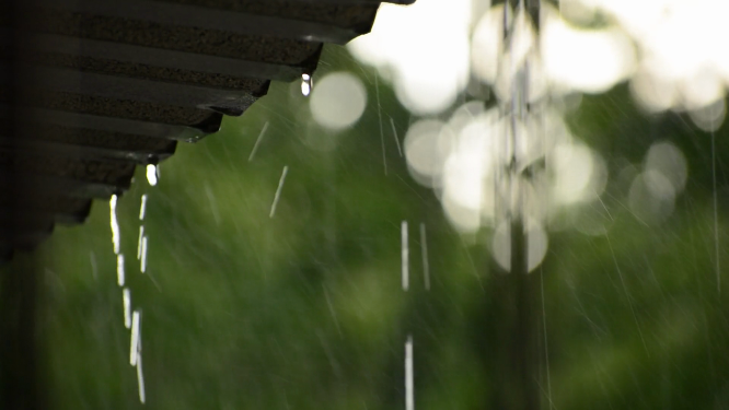 雨水顺着屋檐落下