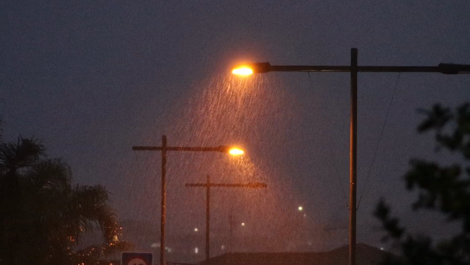 雨夜的路灯