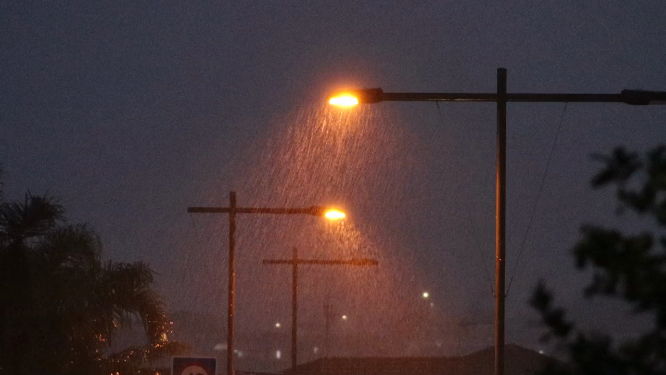 下雨的路灯下