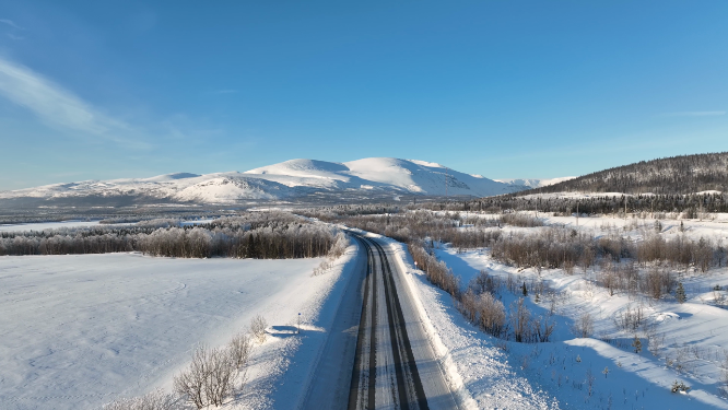 雪地里的公路航拍