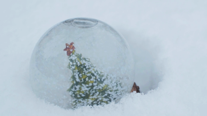 玻璃球圣诞树唯美雪景