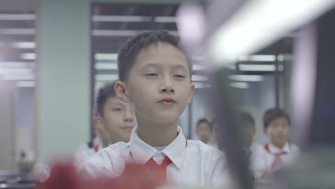 认真听讲的小学生