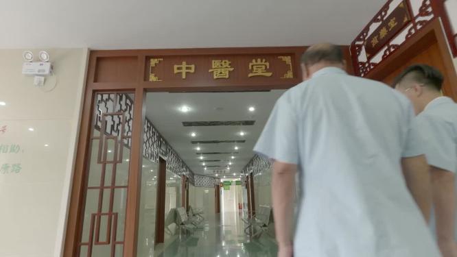 中医堂中医生行走背影