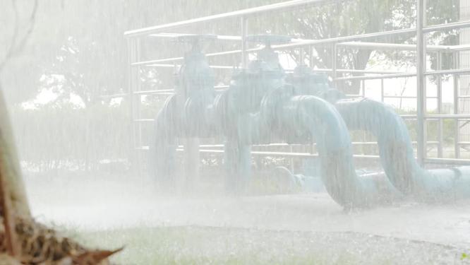 工人冒雨抢修水管