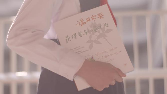 小学生拿书走路