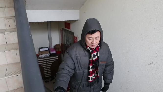 孤寡老人艰难上楼