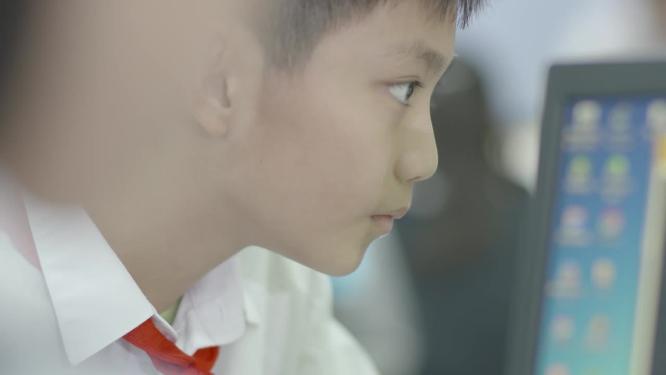 学生上电脑课特写
