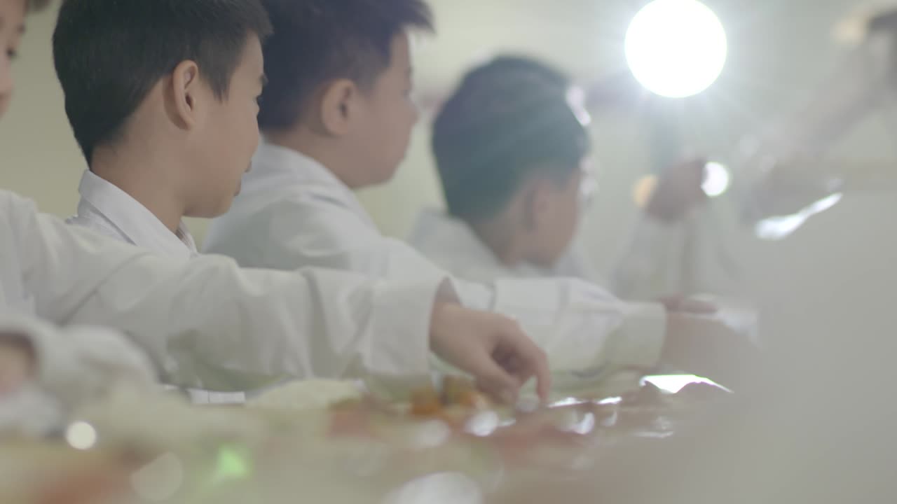 学生吃午饭学生饭堂