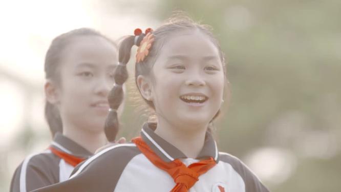 小学生快乐玩耍老鹰抓小鸡游戏