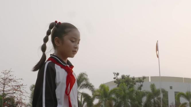学生女孩逆光背影手框太阳