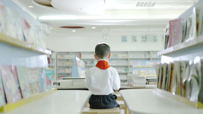 小学生图书馆行走背影看书背影