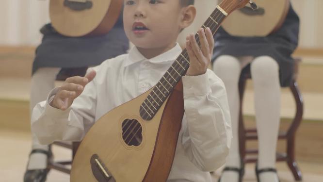 小孩乐器演奏