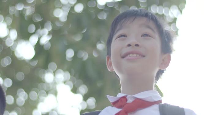 小孩快乐上学