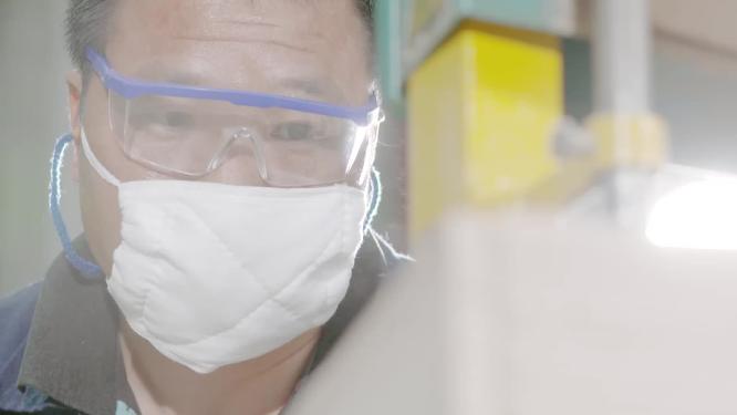 原创拍摄木工木材生产切割木头