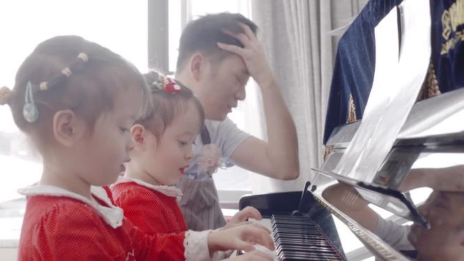爸爸陪小孩弹钢琴