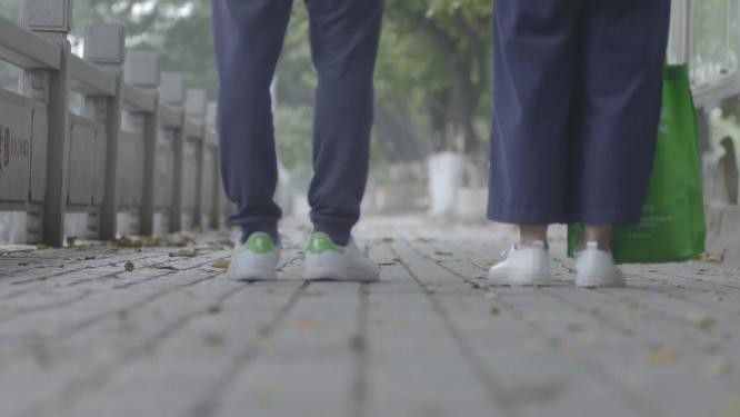 社区医生下乡背影