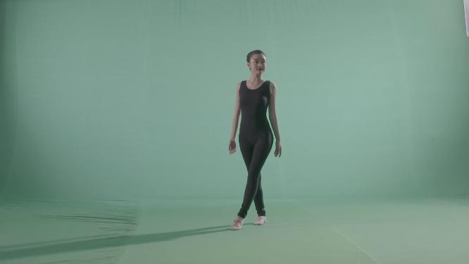 美女绿布下跳舞