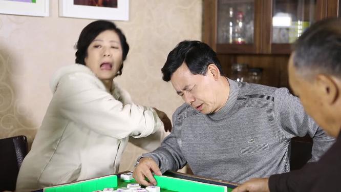老人打麻将不舒服