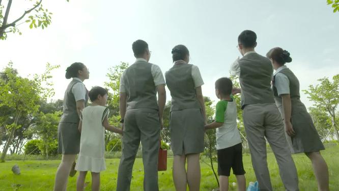 老师小孩展望未来背影