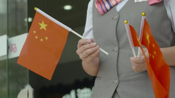 传递国旗小孩挥舞红旗