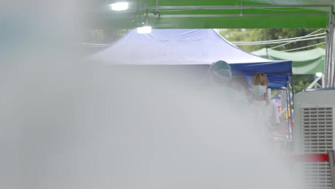 下雨天排队验核酸风雨无阻实拍2