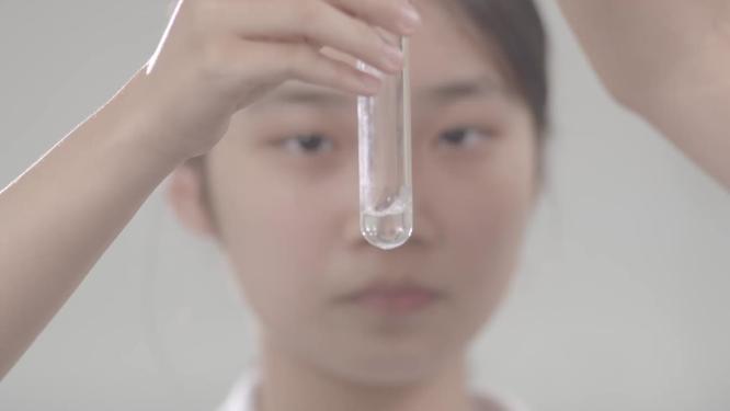 学生做试管实验