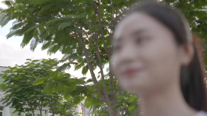 凤凰下花呼吸新鲜空气的女孩