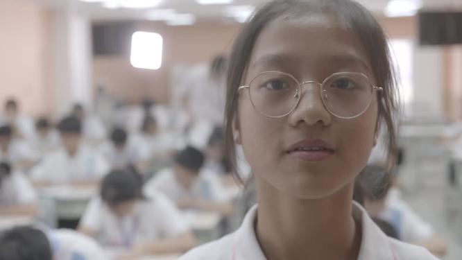 课堂初中生黑板上做题