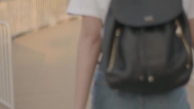 美女走在天桥上