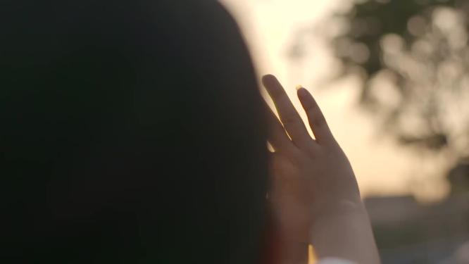 唯美阳光下美女手触阳光