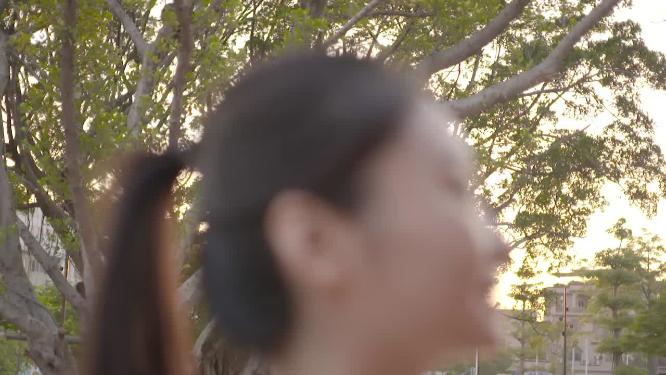 大树下美女呼吸新鲜空气