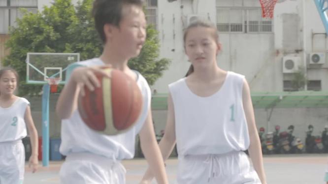 女学生打篮球