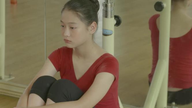 女孩练功房内伤心难过