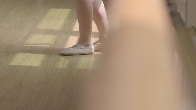 女孩练功房摔倒伤心难过