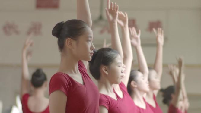 女孩练功房内练功