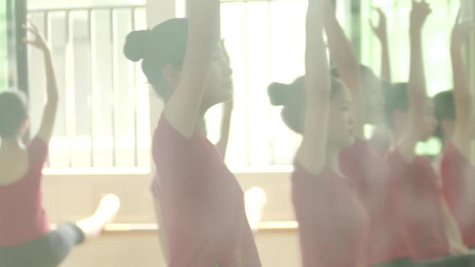 女孩练功房内练功