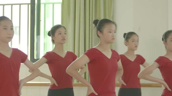 女孩练功房内练功