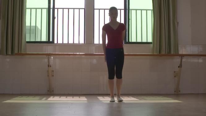 女孩练功房内练功