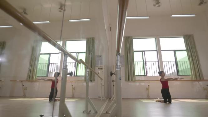 女孩练功房内练功