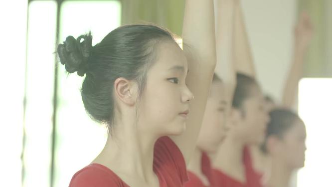 女孩练功房内练功