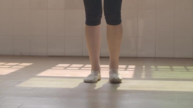女孩练功房内练功跳舞脚步