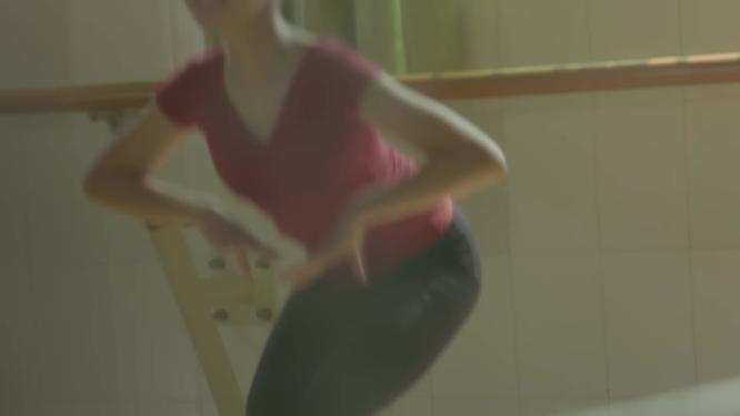 女孩练功房内跳舞