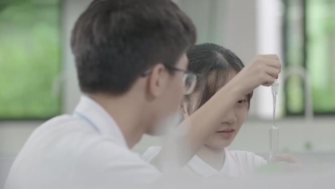 学生用烧杯滴管做实验