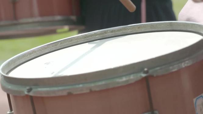 学生敲鼓
