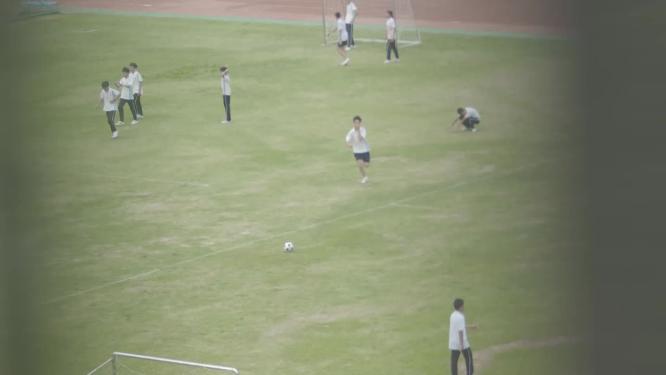 校园日常活动学生踢足球空镜