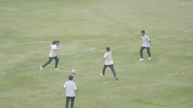 校园日常活动学生踢足球空镜