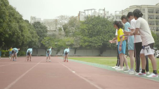 学生校运会田径比赛跑步啦啦队喊加油