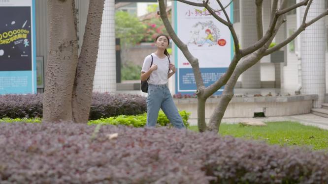 美女学生参观新学校
