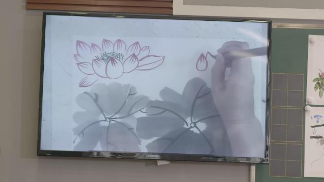 美术老师上美术课画荷花