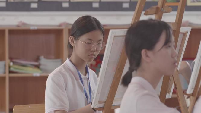 美术课上学生画水粉画